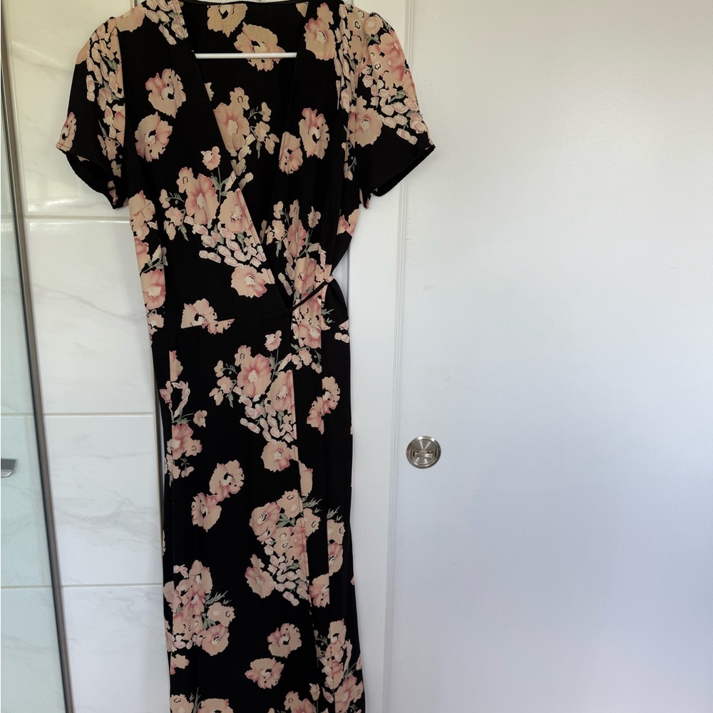 Floral Wrap Maxi Dress with V-Neck and Short Sleeves